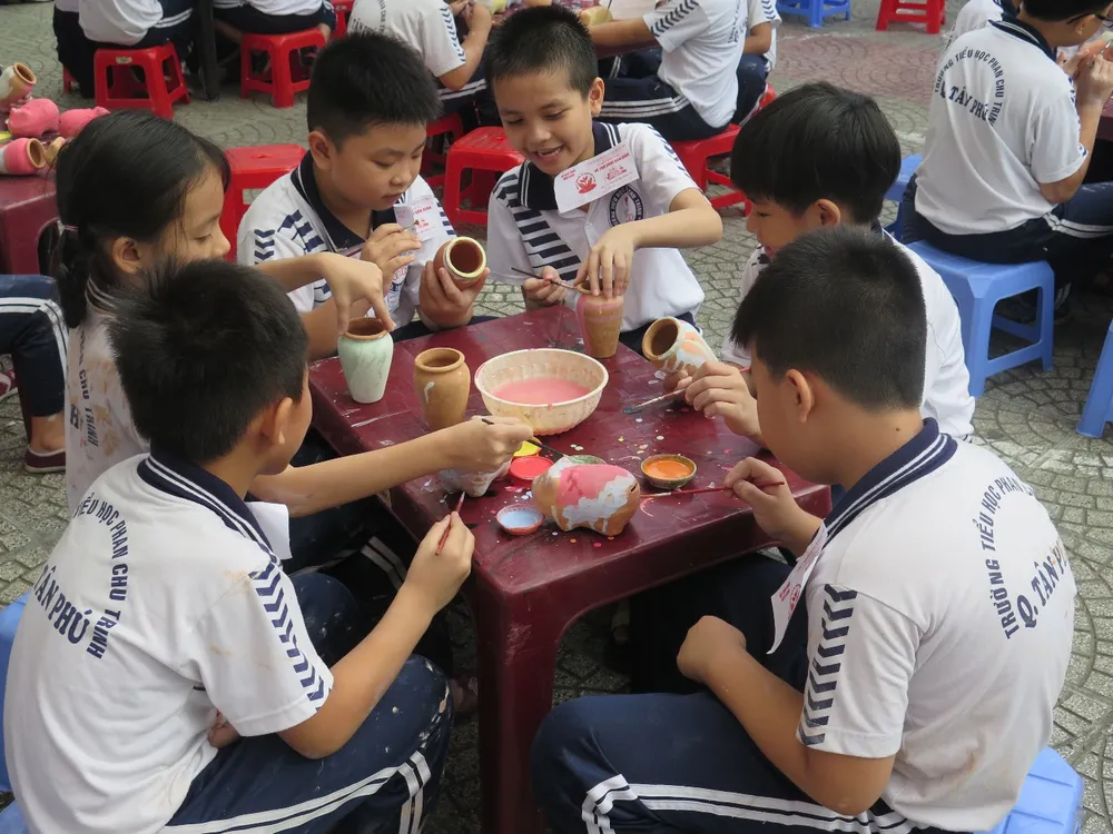 Trò tiểu học thích thú với ngày hội trò chơi dân gian ảnh 13 Trò tiểu học thích thú với ngày hội trò chơi dân gian ảnh 13