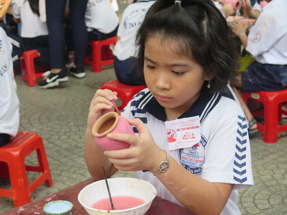 Trò tiểu học thích thú với ngày hội trò chơi dân gian ảnh 16 Trò tiểu học thích thú với ngày hội trò chơi dân gian ảnh 16