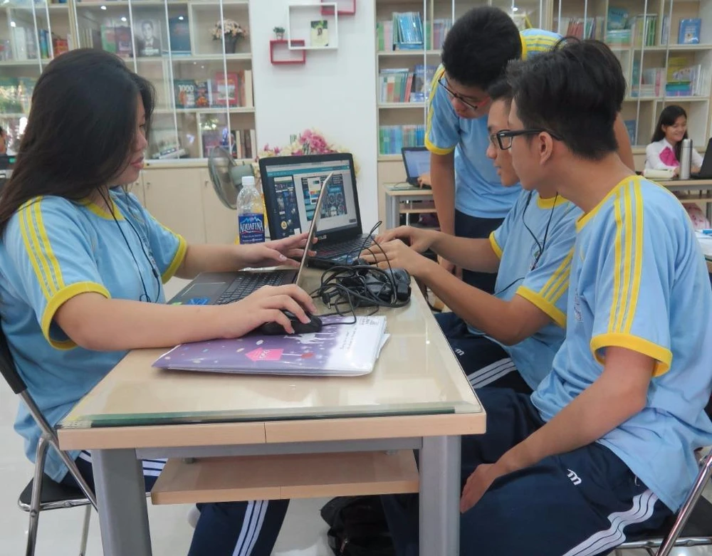 Các em đang tổng hợp sản phẩm hoàn chỉnh bằng kỹ năng công nghệ thông tin của mình