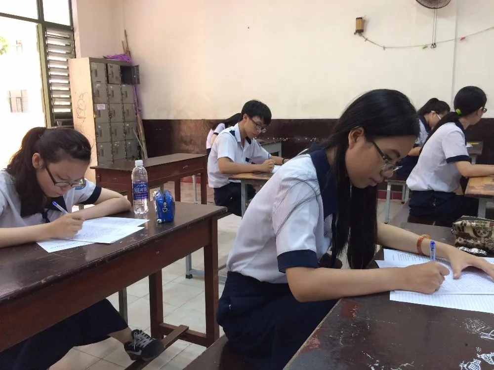 Các em trường THPT Trưng Vương đang làm bài thi thử môn ngữ văn sáng 16-5.
