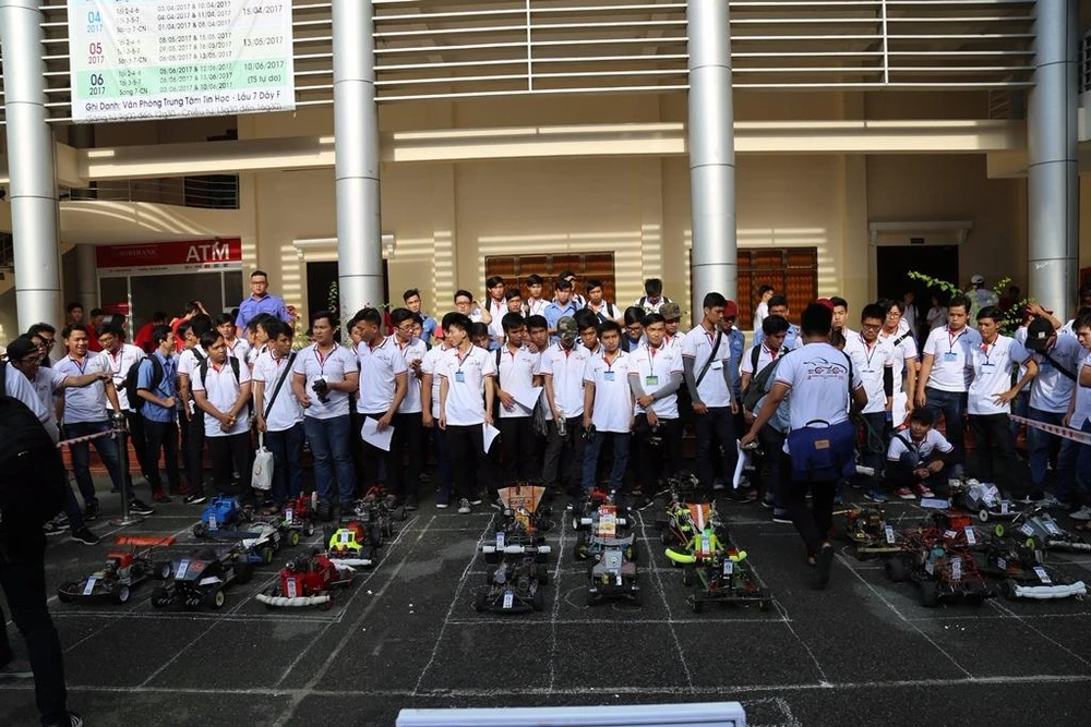 Các đội chuẩn bị thi