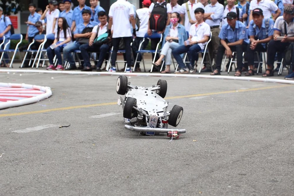 Một chiếc xe gặp nạn trên đường đua