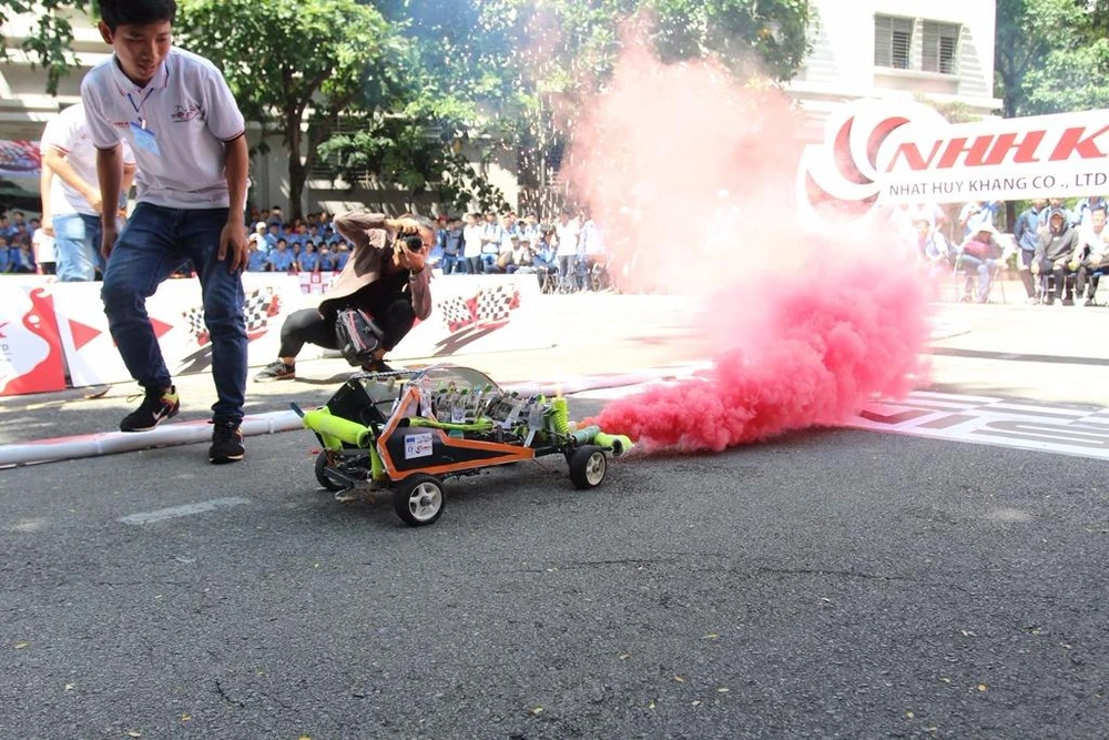 Đến khói xe cũng được sinh viên sáng tạo ra những màu sắc nổi bật