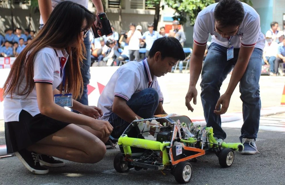 Các đội điều chỉnh kỹ thuật cho xe đua của mình