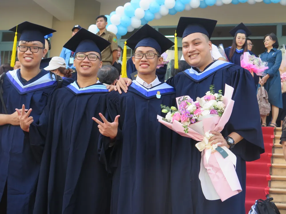 Nam sinh tốt nghiệp loại giỏi cùng lúc hai ngành học ảnh 2 Nam sinh tốt nghiệp loại giỏi cùng lúc hai ngành học ảnh 2