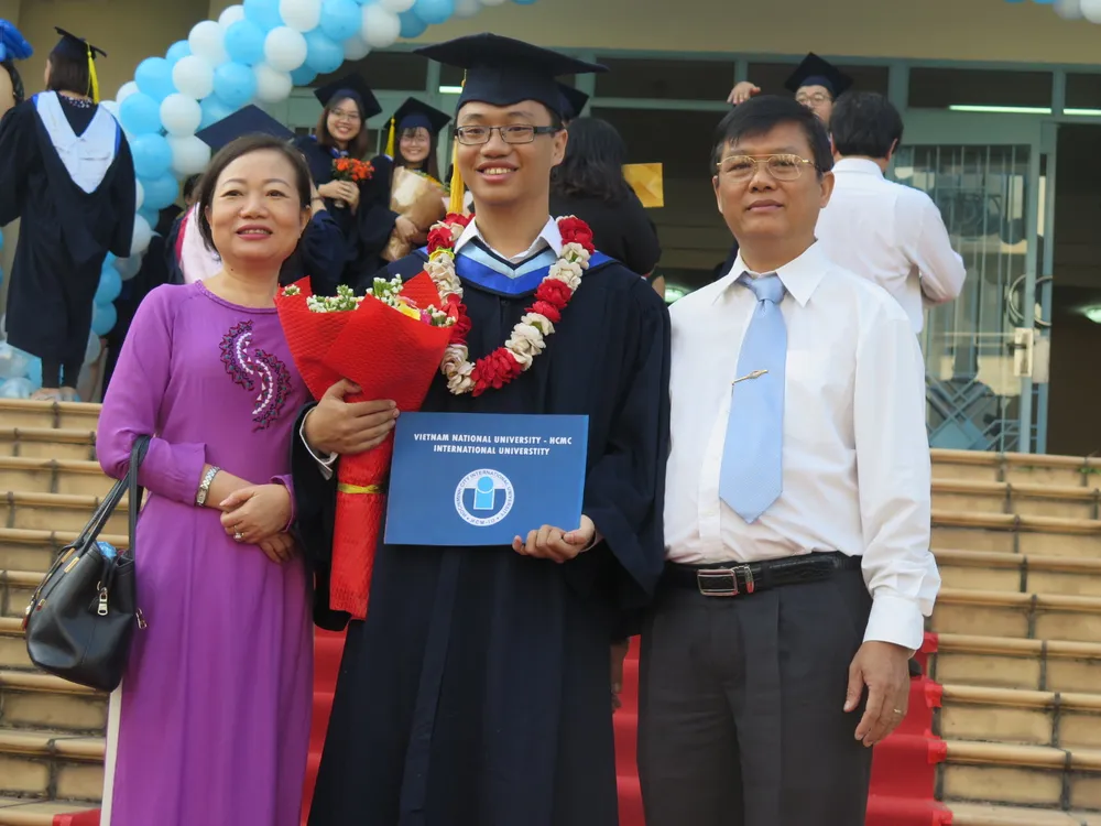 Nam sinh tốt nghiệp loại giỏi cùng lúc hai ngành học ảnh 3 Nam sinh tốt nghiệp loại giỏi cùng lúc hai ngành học ảnh 3