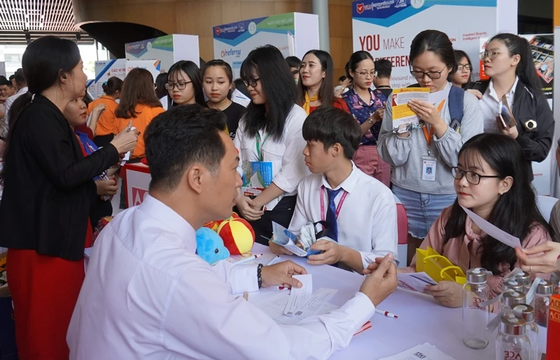 ngay-hoi-viec-lam-dai-hoc-van-lang