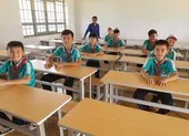 Sinh viên 'thay áo mới' cho bàn ghế cũ để tặng học sinh nghèo