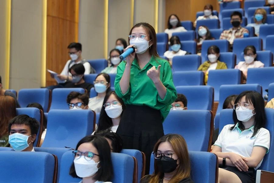 Sinh viên đặt câu hỏi cho các chuyên gia tuyển dụng về xu hướng việc làm hiện nay