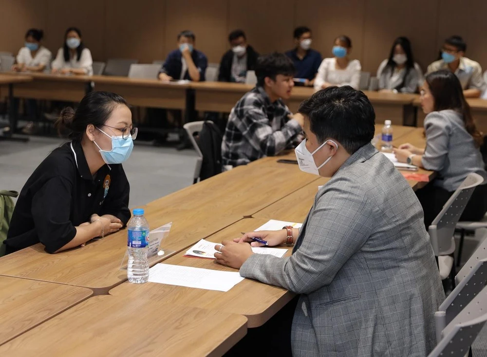 Sinh viên được phỏng vấn trực tiếp từ các nhà tuyển dụng tại ngày hội