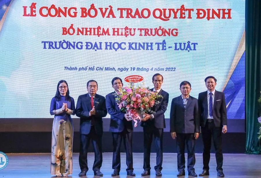 Các cán bộ, nhà giáo, đồng nghiệp tặng hoa chúc mừng PGS.TS Hoàng Công Gia Khánh Các cán bộ, nhà giáo, đồng nghiệp tặng hoa chúc mừng PGS.TS Hoàng Công Gia Khánh