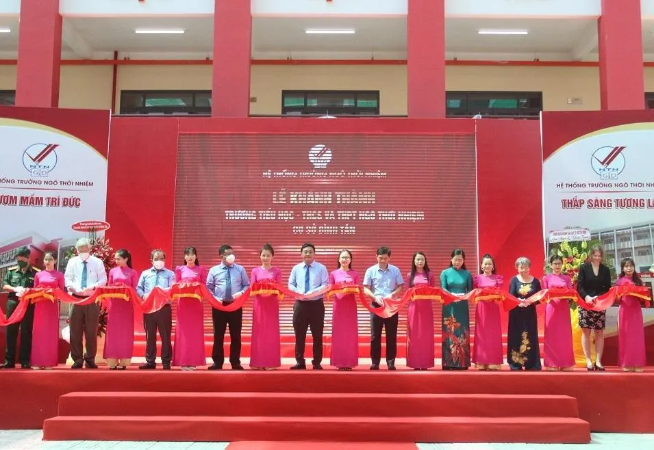 Đại diện lãnh đạo các ban ngành và nhà trường cắt băng khánh thành cơ sở tại quận Bình Tân. Ảnh: THẢO PHƯƠNG