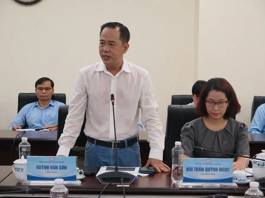 GS Huỳnh Văn Sơn đang báo cáo với Bộ GD&ĐT tại buổi làm việc. Ảnh: PHẠM ANH GS Huỳnh Văn Sơn đang báo cáo với Bộ GD&ĐT tại buổi làm việc. Ảnh: PHẠM ANH