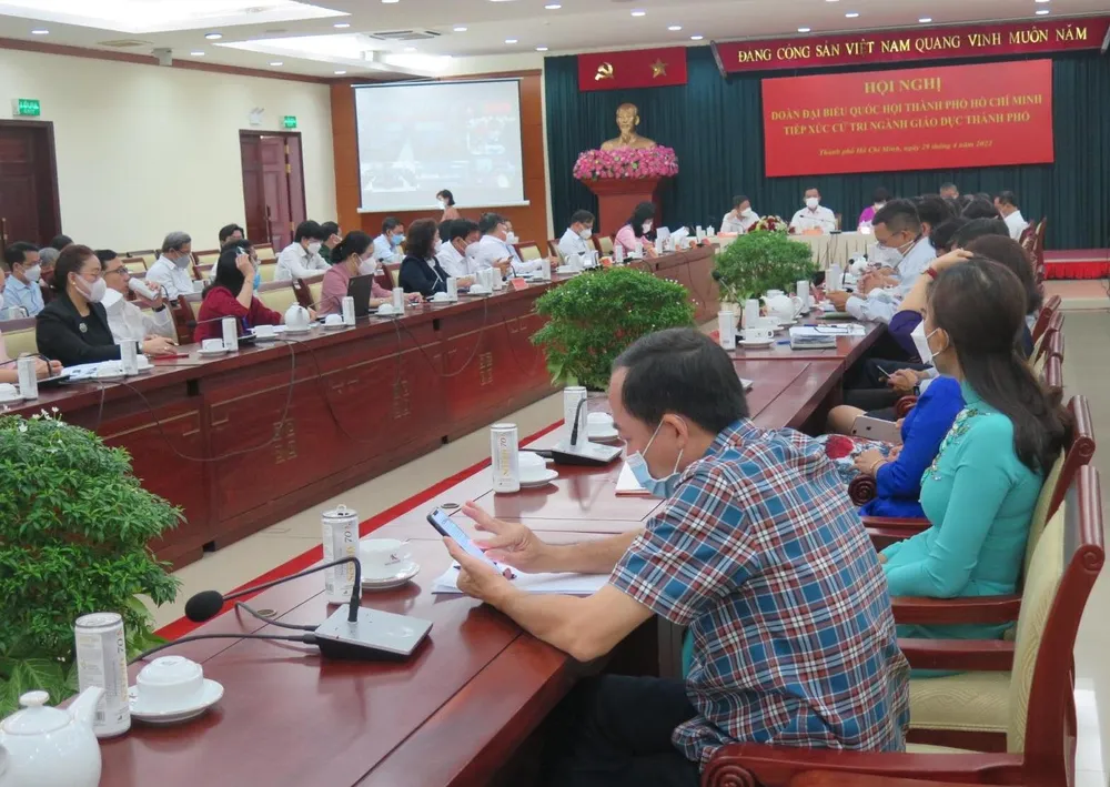 Các cử tri ngành giáo dục tham dự họp tại điểm cầu chính sáng 29-4 về