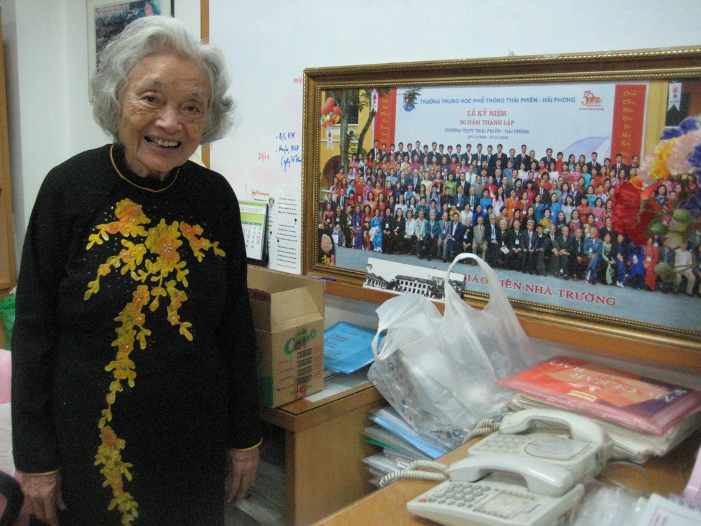 Nhà giáo Đàm Lê Đức khi còn khỏe mạnh, thường xuyên lên lớp dạy học. Ảnh: PHẠM ANH