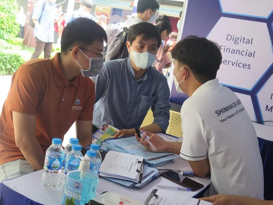 Các sinh viên được nhà tuyển dụng phỏng vấn trực tiếp tại ngày hội.