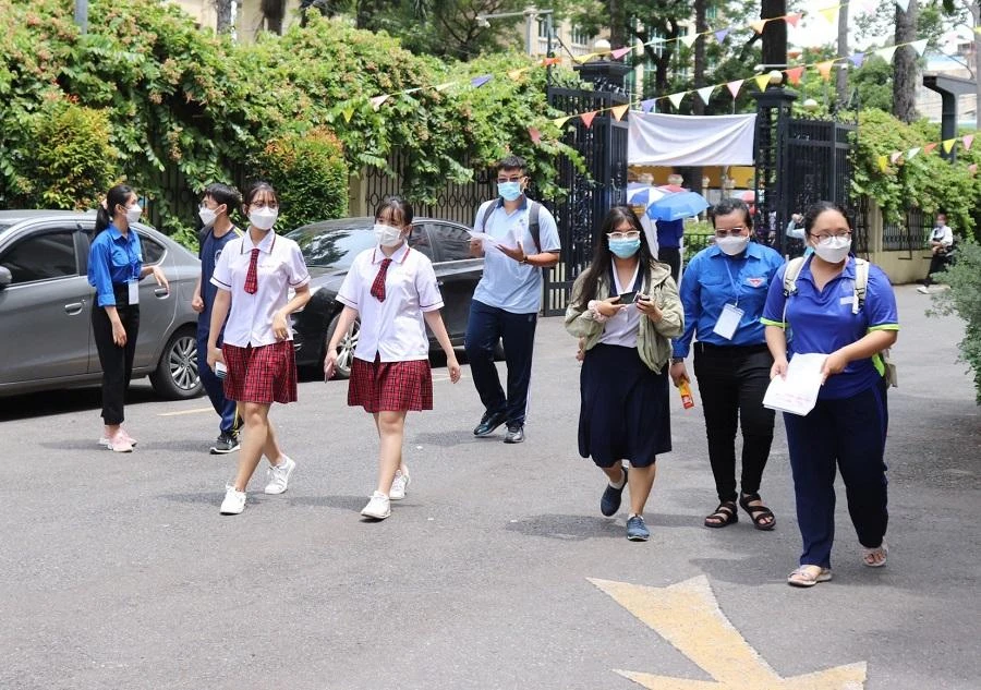 Thí sinh đến trường dự thi đánh giá năng lực chuyên biệt ngày 2-6.