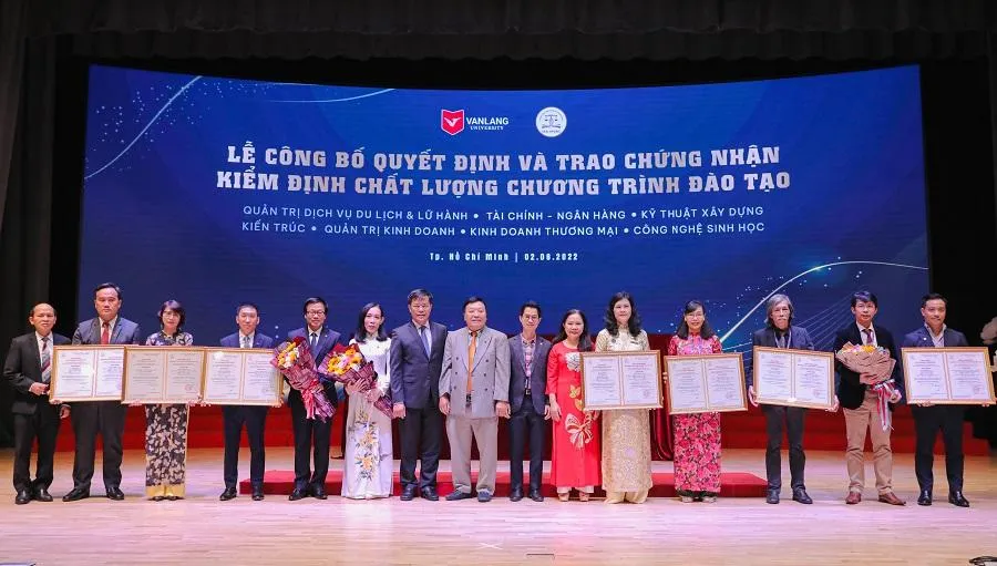 Đại diện lãnh đạo trường và lãnh đạo các ngành học nhận Chứng nhận kiểm định. Ảnh: P.ANH Đại diện lãnh đạo trường và lãnh đạo các ngành học nhận Chứng nhận kiểm định. Ảnh: P.ANH