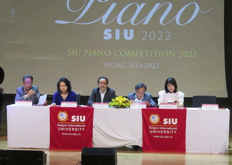 Hội đồng ban giám khảo giải đáp các thắc mắc liên quan đến cuộc thi. Ảnh: PA