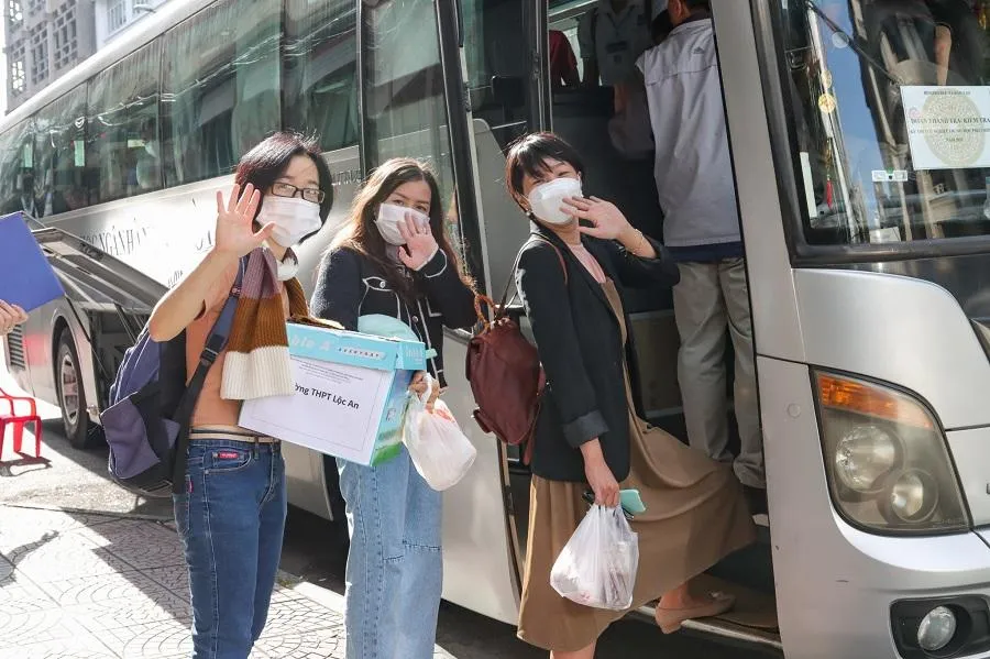 Các giảng viên Trường ĐH Ngân hàng TP.HCM lỉnh kỉnh hành lý trong buổi xuất phát đến tỉnh Lâm Đồng làm nhiệm vụ