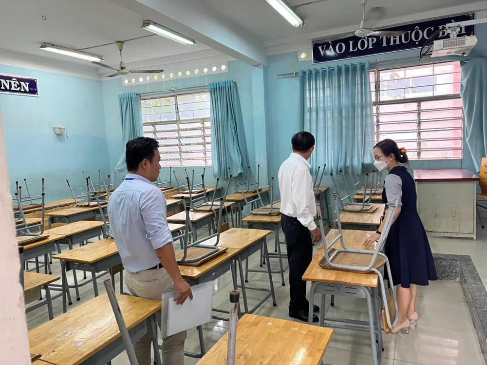 Các cán bộ của Trường ĐH Lạc Hồng cùng với cán bộ sở tại kiểm tra tại các điểm thi ở tỉnh Bình Dương