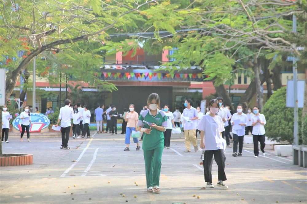 Thí sinh rời phòng thi sau bài thi Toán ở Đà Nẵng. Ảnh: MT