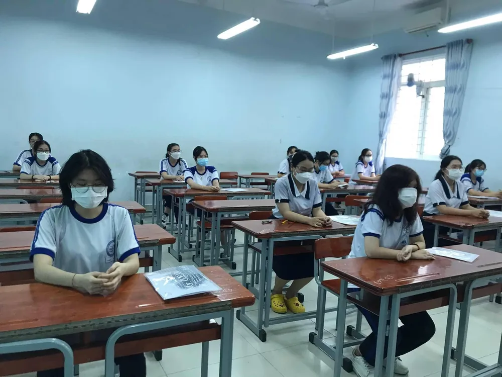 Thí sinh được gọi vào phòng thi và chờ phát đề làm bài ở môn Ngoại ngữ. Ảnh: TÚ NGÂN Thí sinh được gọi vào phòng thi và chờ phát đề làm bài ở môn Ngoại ngữ. Ảnh: TÚ NGÂN