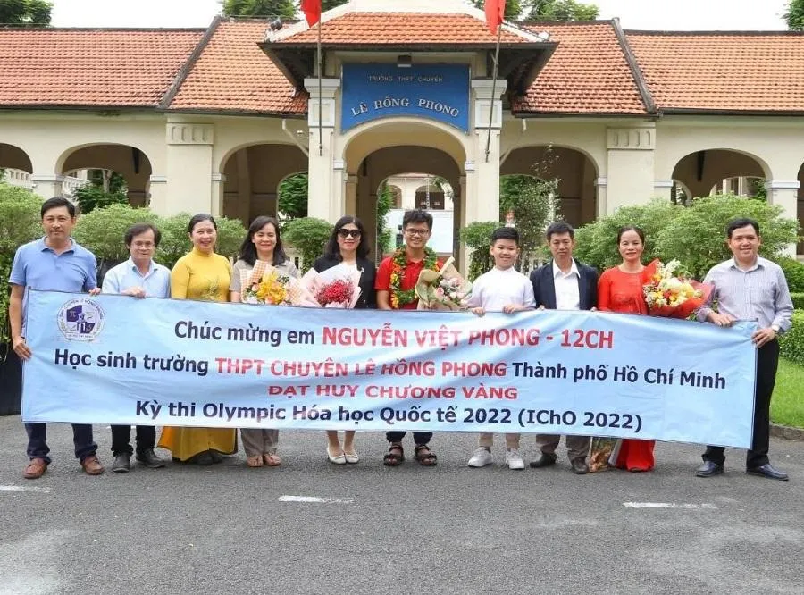 Em Nguyễn Việt Phong trong ngày vui được vinh danh, khen thưởng Em Nguyễn Việt Phong trong ngày vui được vinh danh, khen thưởng