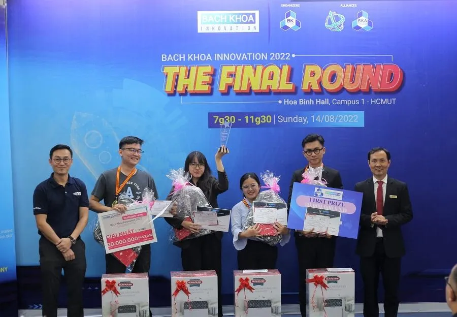 Nhóm sinh viên của ý tưởng &quot;Bánh Castella cao cấp giàu chất xơ&quot; nhận giải cao nhất tại cuộc thi.