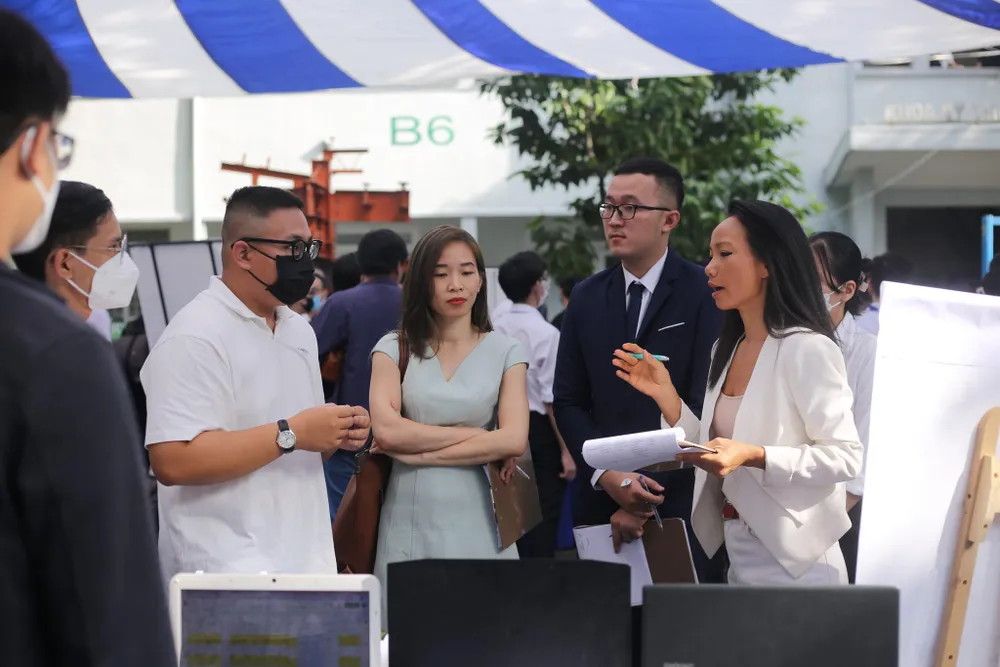 Các đội thi thuyết minh và giới thiệu các ý tưởng khởi nghiệp cho khách mời, ban giám khảo tại chung kết.