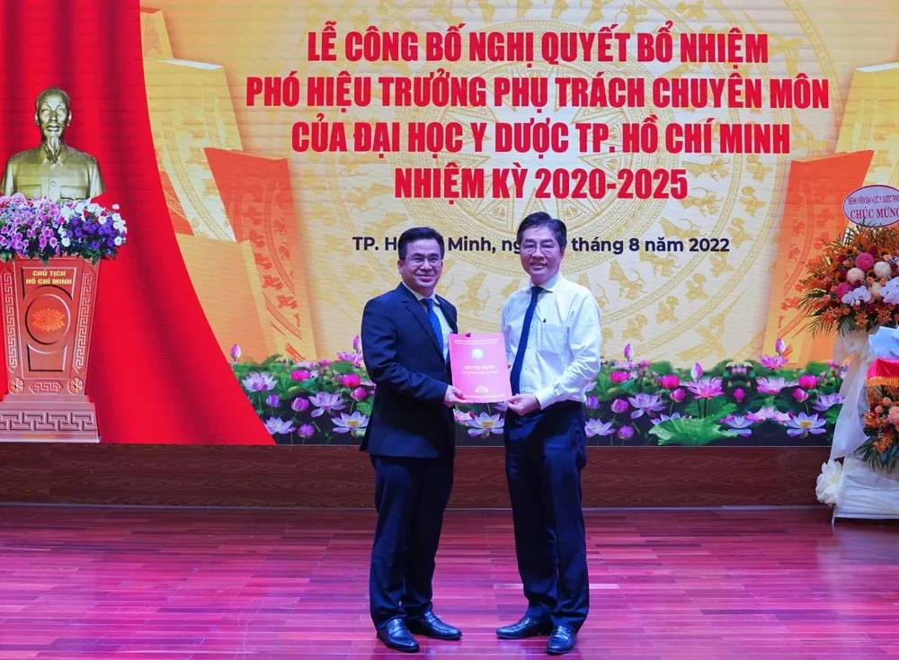 PGS.TS Ngô Quốc Đạt (trái) nhận Nghị quyết bổ nhiệm từ GS.TS Trần Diệp Tuấn. Ảnh: NT