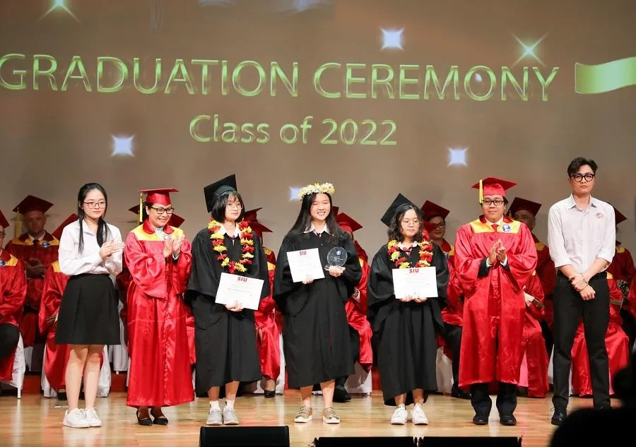 Ba học sinh có thành tích cao nhất được trao thưởng học bổng toàn phần 4 năm đại học. Ba học sinh có thành tích cao nhất được trao thưởng học bổng toàn phần 4 năm đại học.