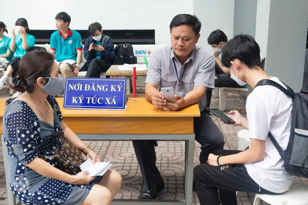 Nhiều phụ huynh, thí sinh đến trường sớm để liên hệ đăng ký Ký túc xá