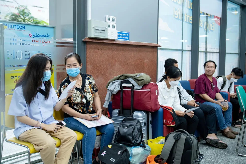 Phụ huynh, thí sinh lỉnh kỉnh đồ đạc trong ngày đầu tiên nhập học