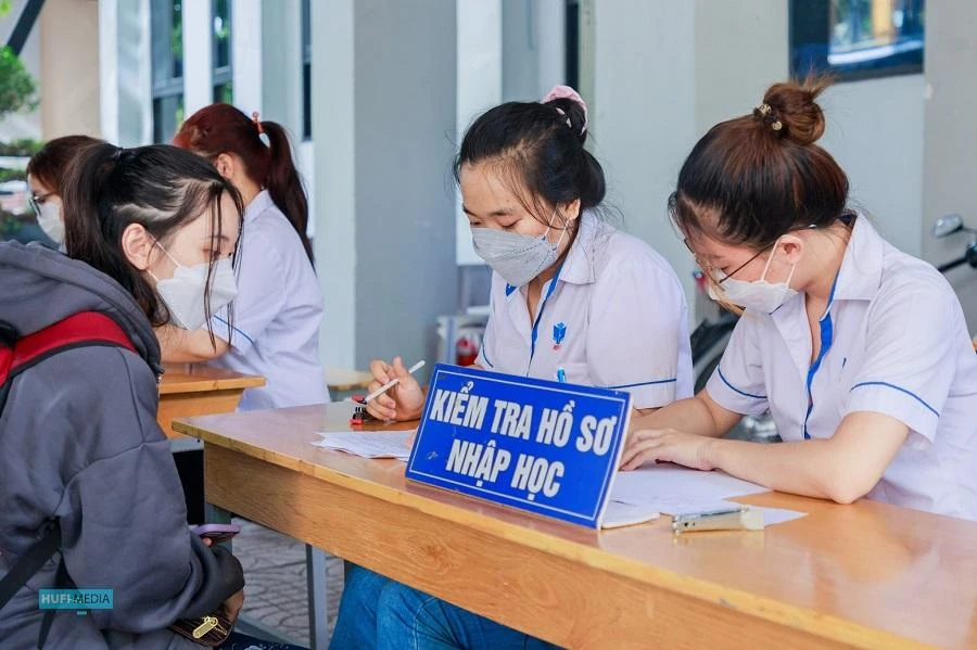 Thí sinh làm thủ tục nhập học tại Trường ĐH Công nghiệp thực phẩm TP.HCM trong ngày 17-9