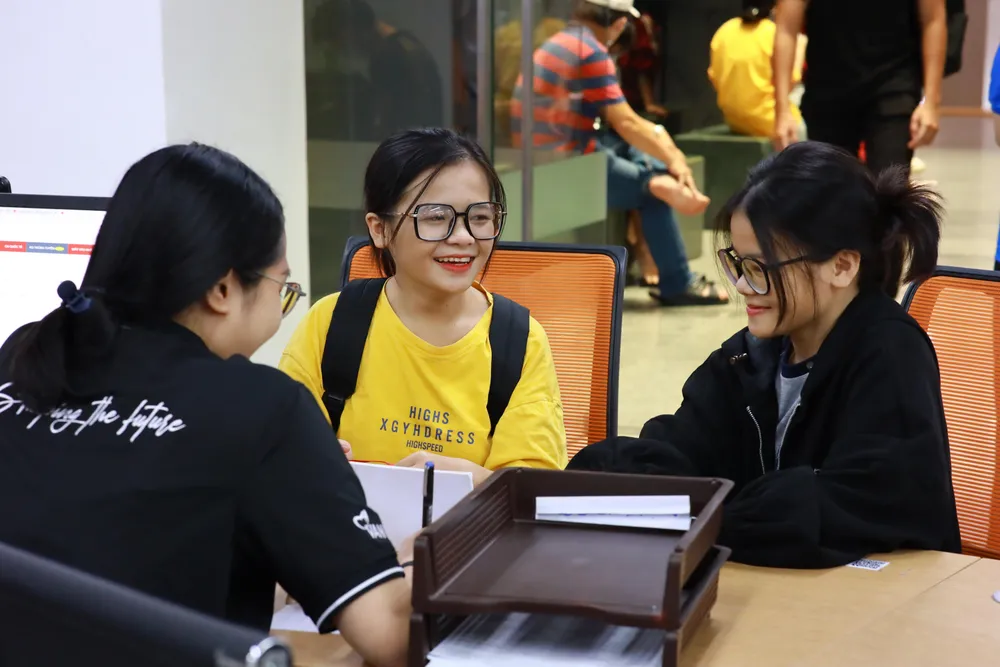 Anh Thư và Minh Thư cùng có mặt tại trường làm thủ tục nhập học. Ảnh: VL