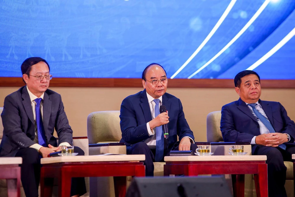 Chủ tịch nước Nguyễn Xuân Phúc đang chia sẻ cùng sinh viên tại lễ khai khóa. Ảnh: NGUYỆT NHI