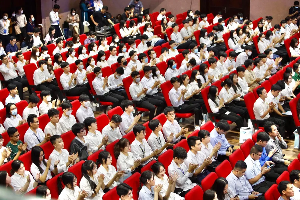 Rất đông sinh viên có mặt tham dự lễ khai khóa sáng 13-10. Ảnh: NGUYỆT NHI Rất đông sinh viên có mặt tham dự lễ khai khóa sáng 13-10. Ảnh: NGUYỆT NHI