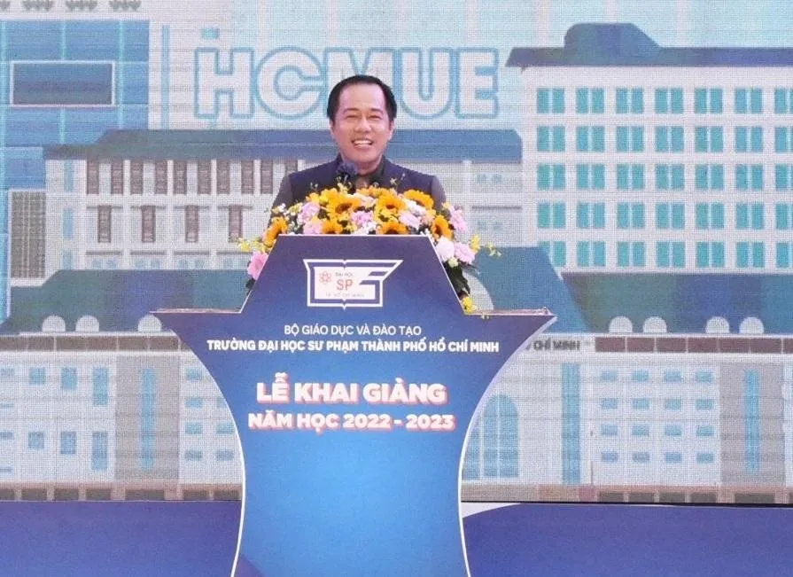 GS-TS Huỳnh Văn Sơn chia sẻ với sinh viên, học viên và thầy cô giáo tại khai giảng. GS-TS Huỳnh Văn Sơn chia sẻ với sinh viên, học viên và thầy cô giáo tại khai giảng.