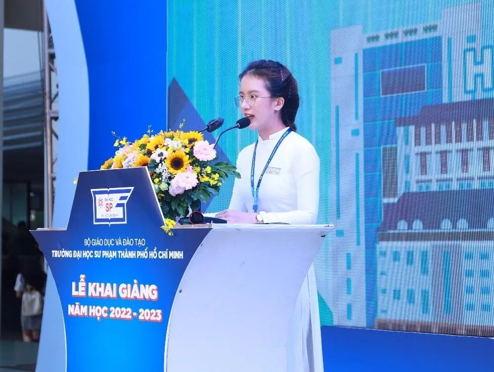 Thủ khoa Nguyễn Thị Bích Ngân phát biểu tại khai giảng. Thủ khoa Nguyễn Thị Bích Ngân phát biểu tại khai giảng.