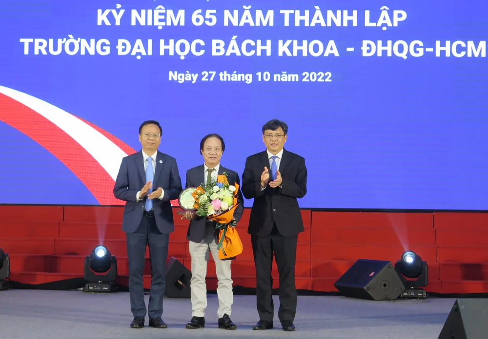 Nhà giáo Trần Doãn Sơn (ở giữa) được vinh danh tại buổi lễ. Ảnh: P.ANH