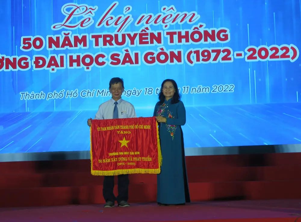 Phó Bí thư Thành ủy Nguyễn Thị Lệ tặng cờ thi đua cho Hiệu trưởng Phạm Hoàng Quân - đại diện tập thể trường. Ảnh: PA Phó Bí thư Thành ủy Nguyễn Thị Lệ tặng cờ thi đua cho Hiệu trưởng Phạm Hoàng Quân - đại diện tập thể trường. Ảnh: PA
