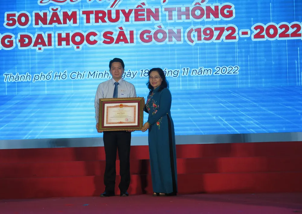 Ông Võ Văn Thật được bà Nguyễn Thị Lệ tặng Bằng khen của Thủ tướng Chính phủ. Ảnh: P.A Ông Võ Văn Thật được bà Nguyễn Thị Lệ tặng Bằng khen của Thủ tướng Chính phủ. Ảnh: P.A