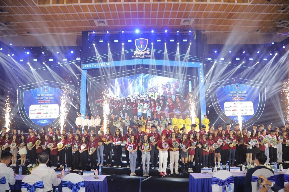 Đại diện học viên, sinh viên Trường ĐH Nguyễn Tất Thành gửi tặng những bó hoa đến tất cả thầy, cô giáo có mặt tại buổi lễ