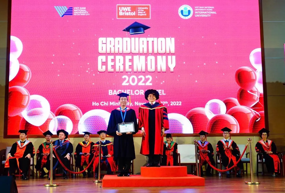 Tân khoa Lý Khoa Đăng nhận bằng tốt nghiệp từ Hiệu trưởng Trần Tiến Khoa Tân khoa Lý Khoa Đăng nhận bằng tốt nghiệp từ Hiệu trưởng Trần Tiến Khoa