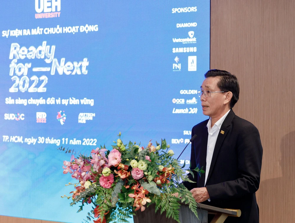 Hiệu trưởng Sử Đình Thành thông tin về chuỗi hoạt động. Ảnh: NTCC