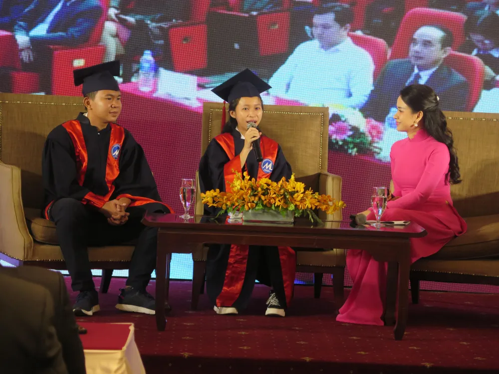 Sinh viên Nguyễn Thị Ái Lành chia sẻ tại buổi trao học bổng. Ảnh: P.A