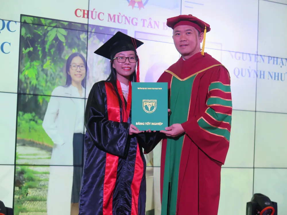 PGS-TS-BS Nguyễn Thanh Hiệp trao bằng tốt nghiệp cho các tân khoa. Ảnh: P.A