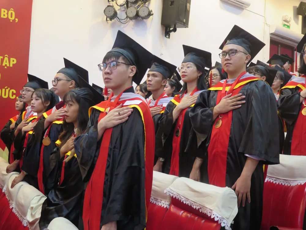 Các tân bác sĩ, cử nhân làm lễ tuyên thệ tại buổi lễ. Ảnh: PA