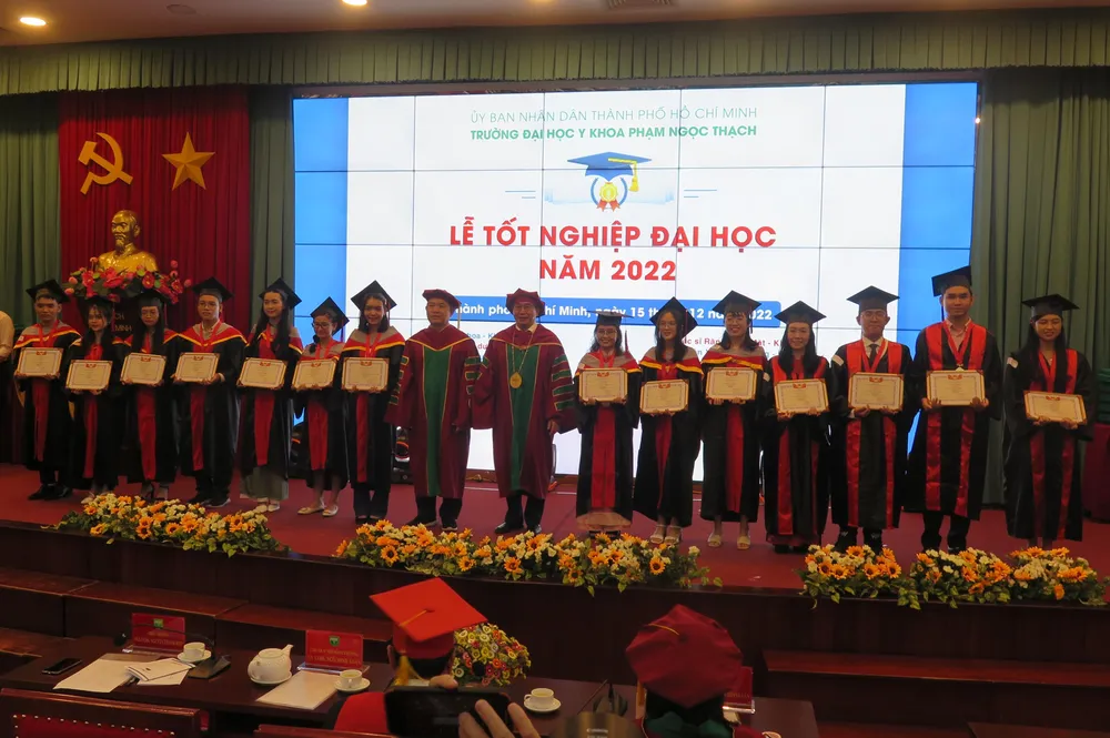 Khen thưởng các tân bác sĩ, cử nhân đạt kết quả tốt nghiệp xuất sắc nhất toàn khóa. Ảnh: PA